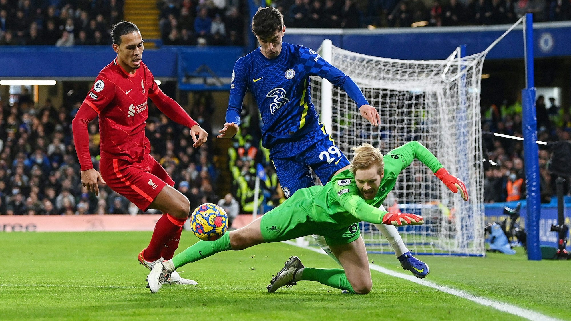 Kai Havertz (M.) im Duell mit Virgil van Dijk und Torwart Caoimhin Kelleher