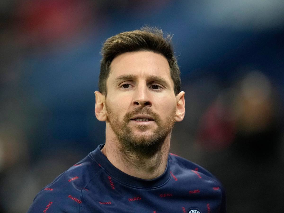 Lionel Messi wärmt sich vor einem Spiel von Paris Saint-Germain auf.