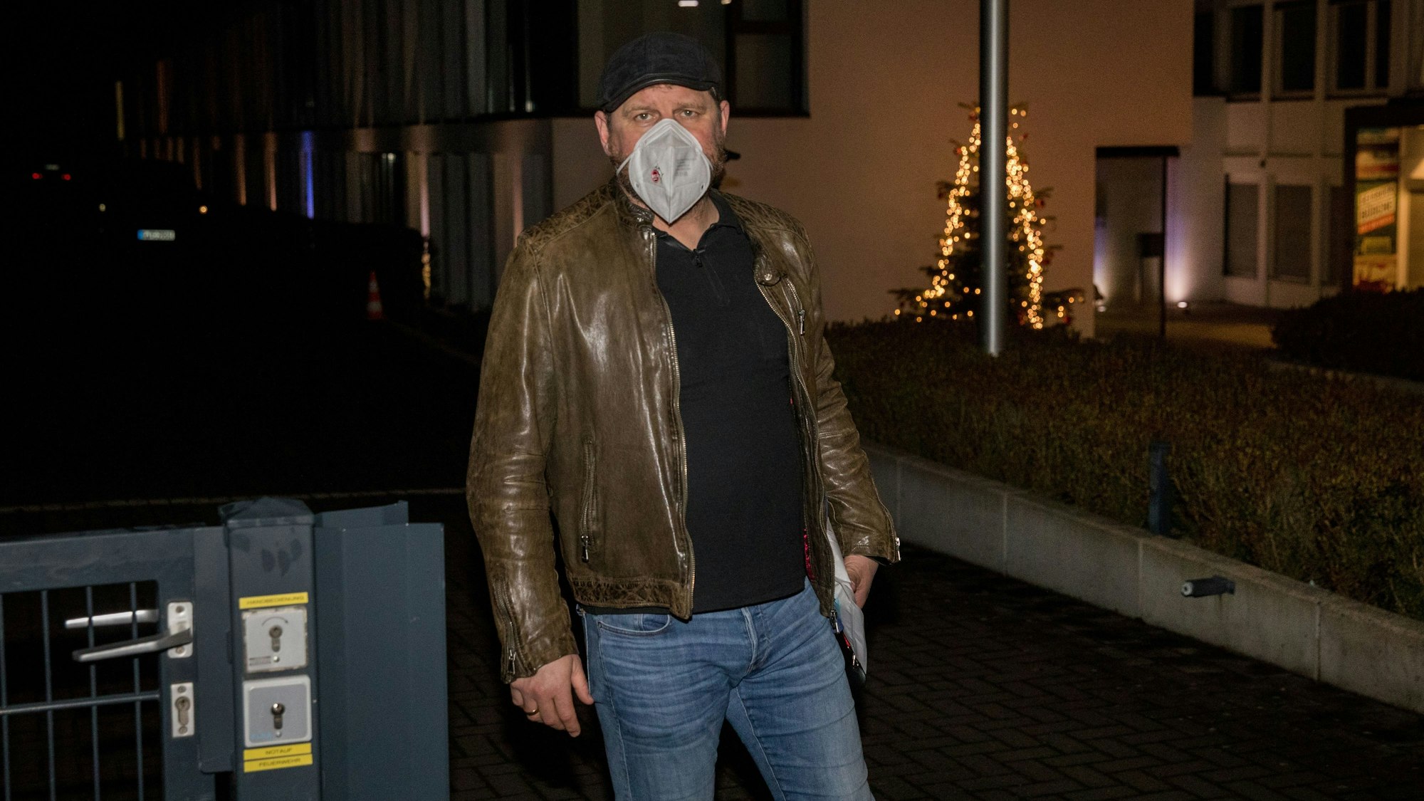 Steffen Baumgart verlässt das Geißbockheim nach einem Corona-Test.