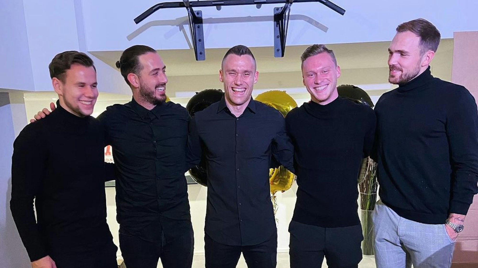 Rafael Czichos und seine Freunde beim Gruppenfoto