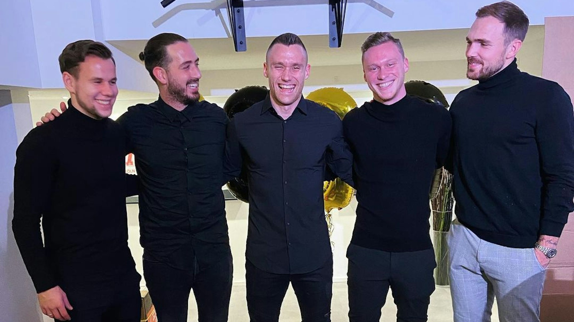 Rafael Czichos und seine Freunde beim Gruppenfoto