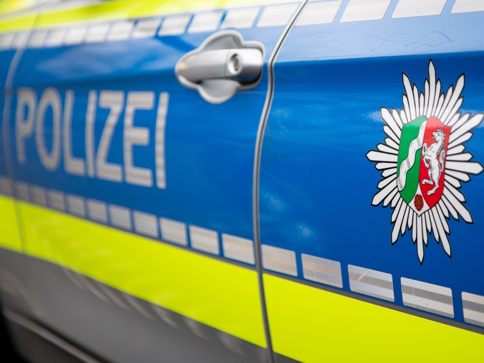 Blick auf ein Emblem der Polizei in NRW an einem Polizeiauto.