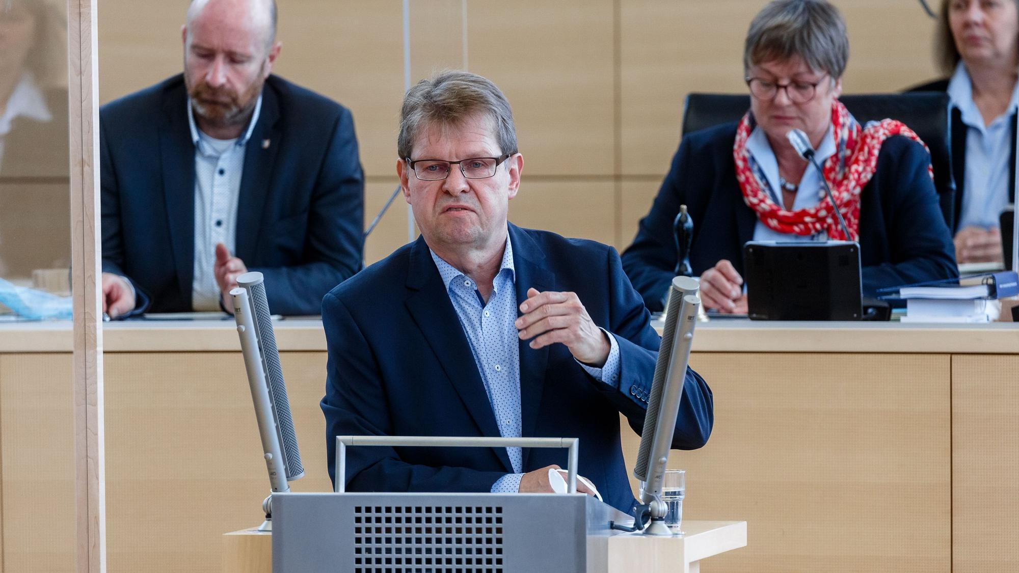 Ralf Stegner (SPD), Fraktionsvorsitzender im Schleswig-Holsteinischen Landtag, bei einer Rede in Kiel Ende September. Stegner erntet für seinen Vergleich von Atomkritikern mit Rechtsradikalen Kritik.