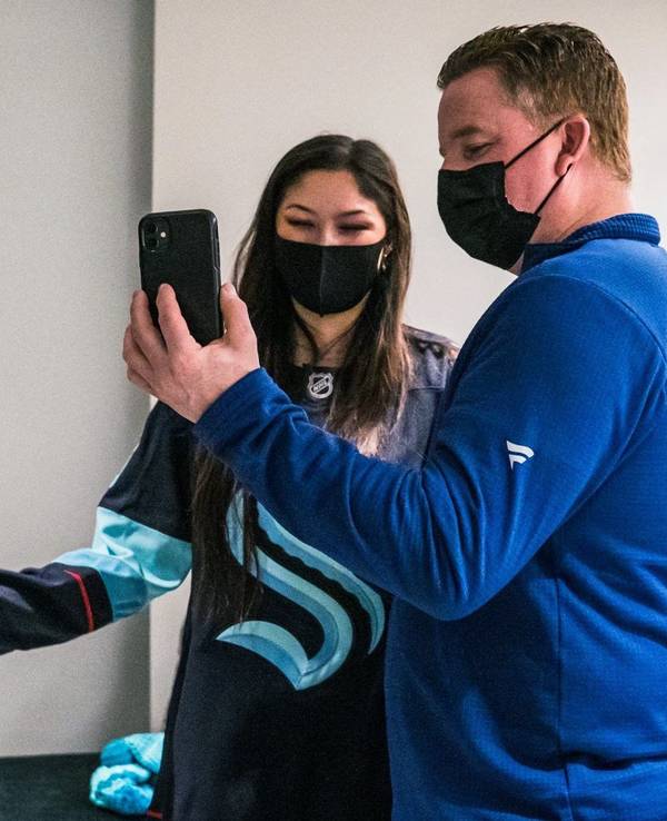Brian Hamilton macht ein Selfie zusammen mit Nadia Popovici.