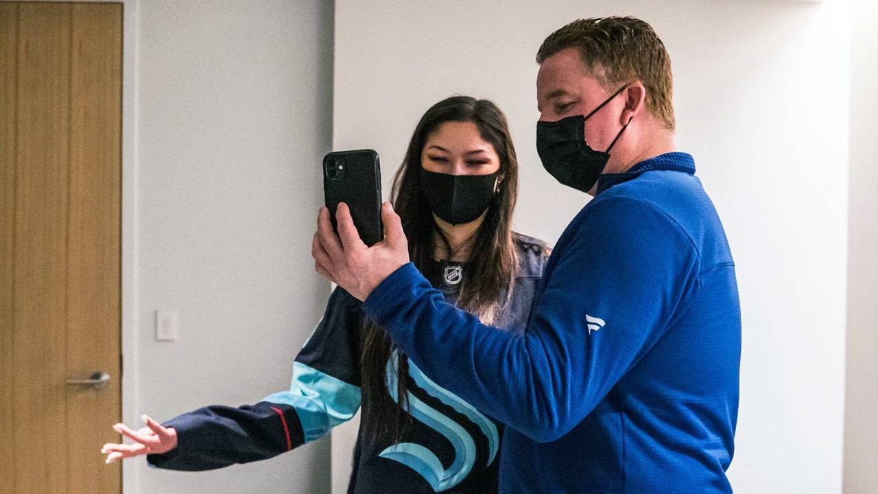 Brian Hamilton macht ein Selfie zusammen mit Nadia Popovici.