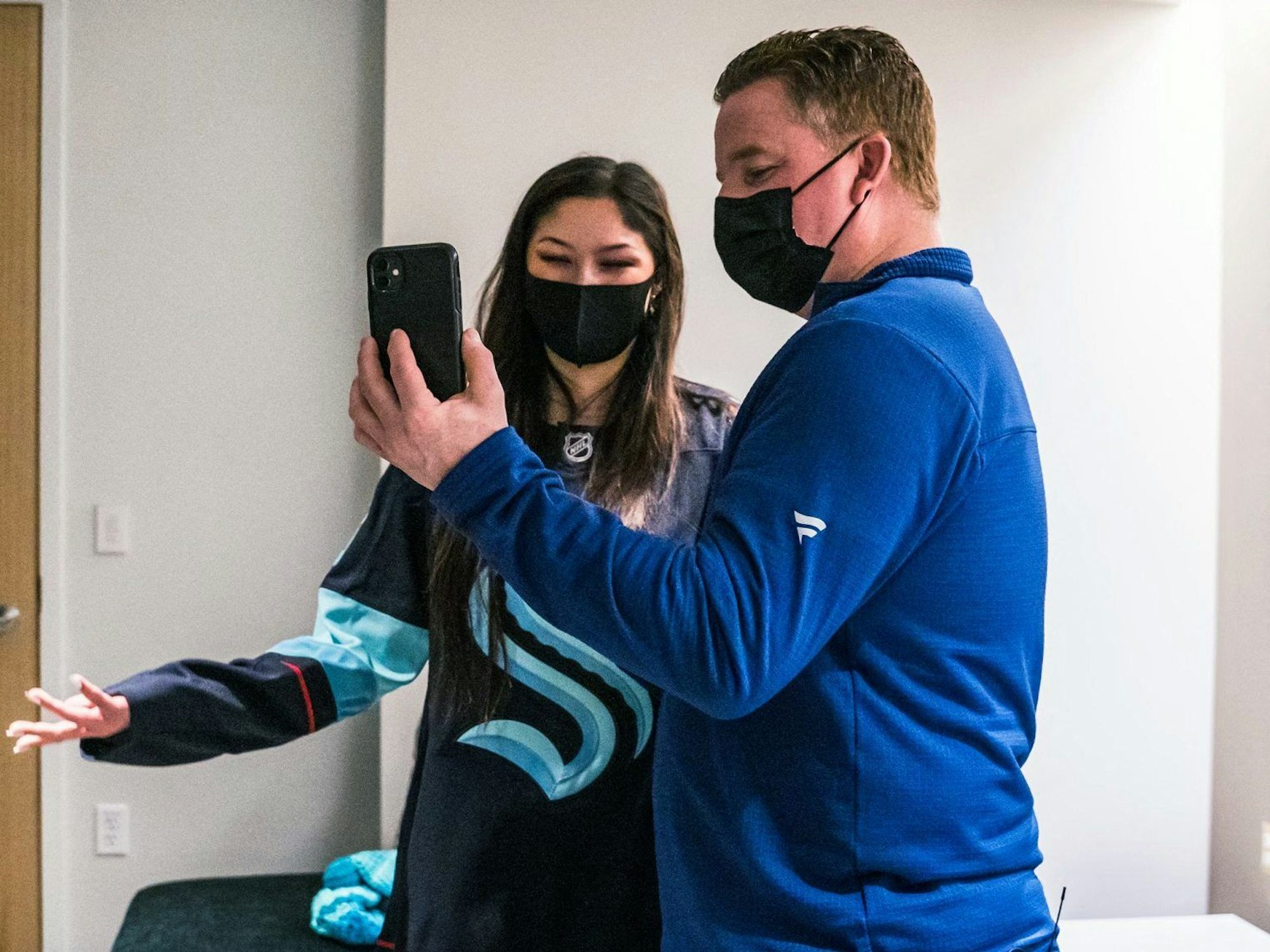 Brian Hamilton macht ein Selfie zusammen mit Nadia Popovici.