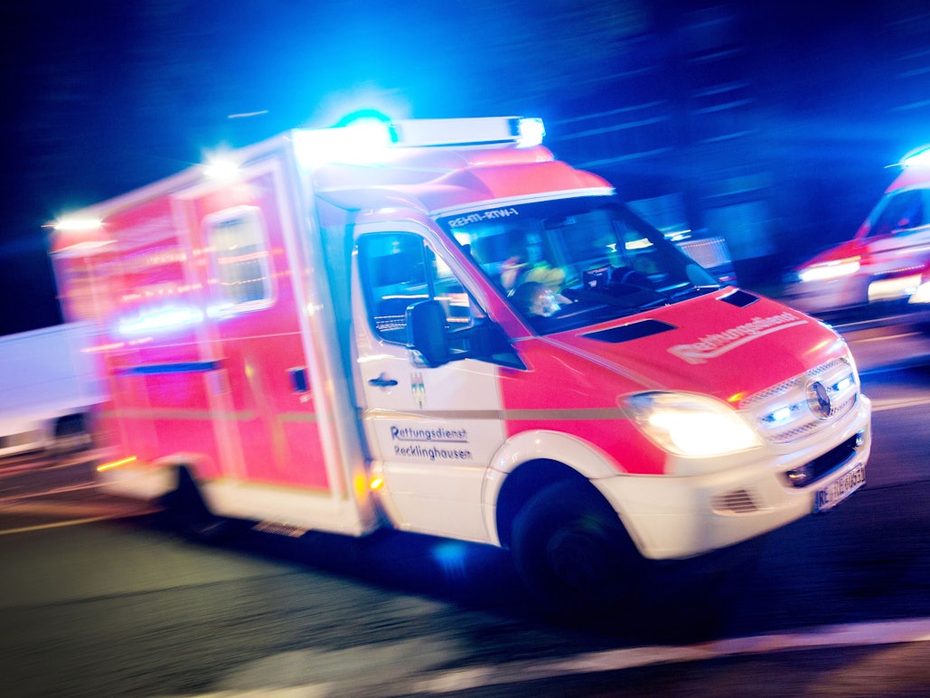 Ein Rettungswagen fährt mit Blaulicht.