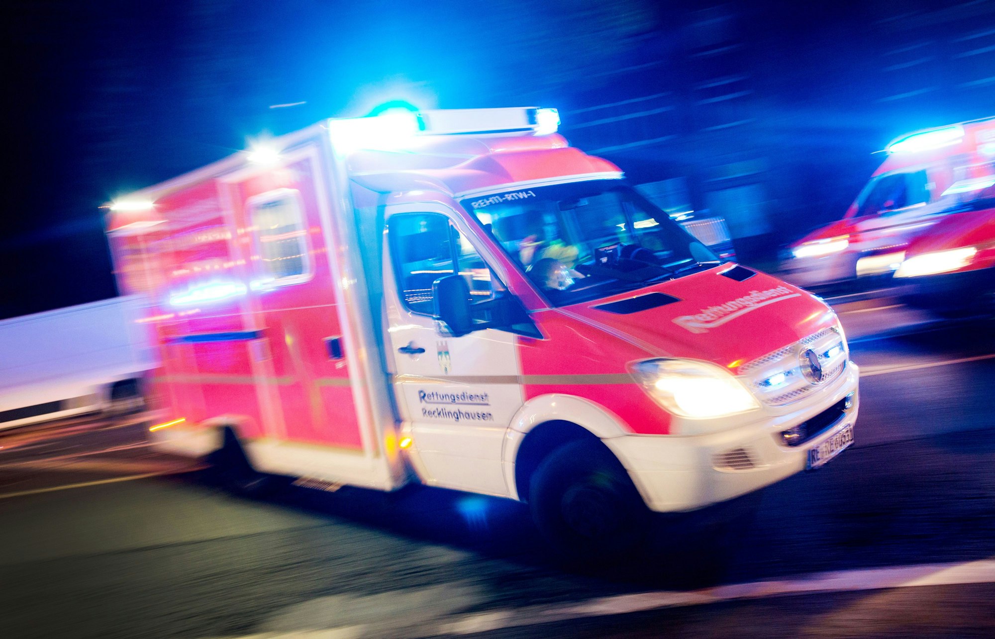 Ein Rettungswagen fährt mit Blaulicht.