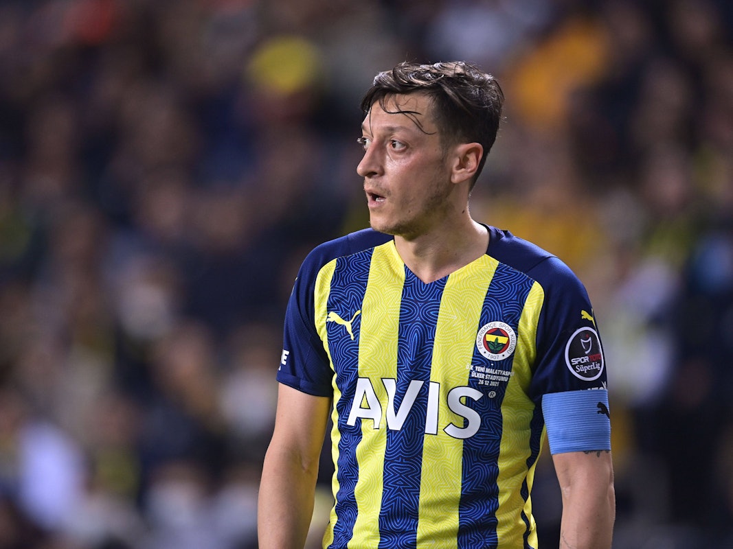 Mesut Özil lässt die Arme hängen und öffnet den Mund leicht.