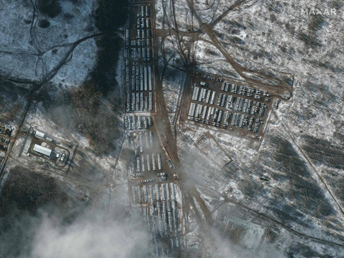 Dieses von Maxar im Dezember veröffentlichte Satellitenbild zeigt Berichten zufolge russische Bodentruppen in der Nähe von Jelnja (Russland) an der Grenze zur Ukraine am 9. November 2021. Die massiven Truppenbewegungen Russlands bereitet dem Westen Sorgen.