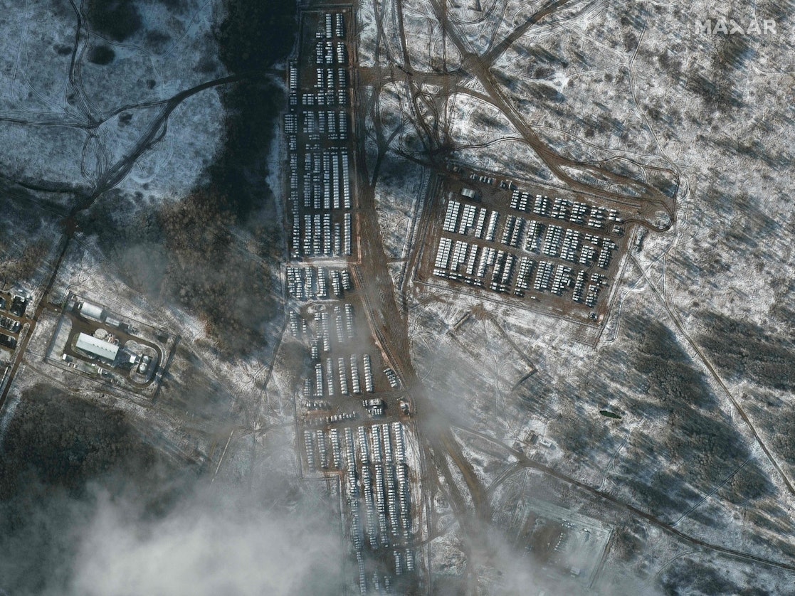 Dieses von Maxar im Dezember veröffentlichte Satellitenbild zeigt Berichten zufolge russische Bodentruppen in der Nähe von Jelnja (Russland) an der Grenze zur Ukraine am 9. November 2021. Die massiven Truppenbewegungen Russlands bereitet dem Westen Sorgen.