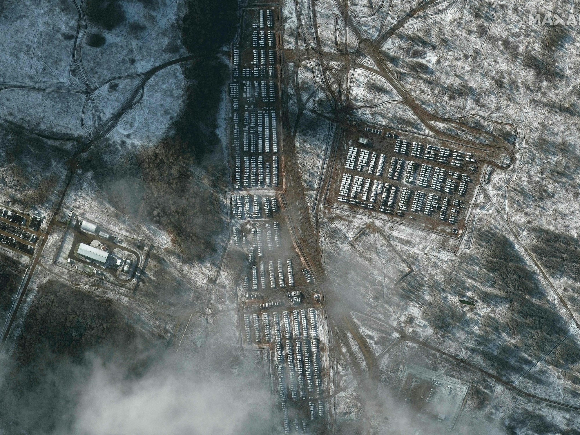 Dieses von Maxar im Dezember veröffentlichte Satellitenbild zeigt Berichten zufolge russische Bodentruppen in der Nähe von Jelnja (Russland) an der Grenze zur Ukraine am 9. November 2021. Die massiven Truppenbewegungen Russlands bereitet dem Westen Sorgen.