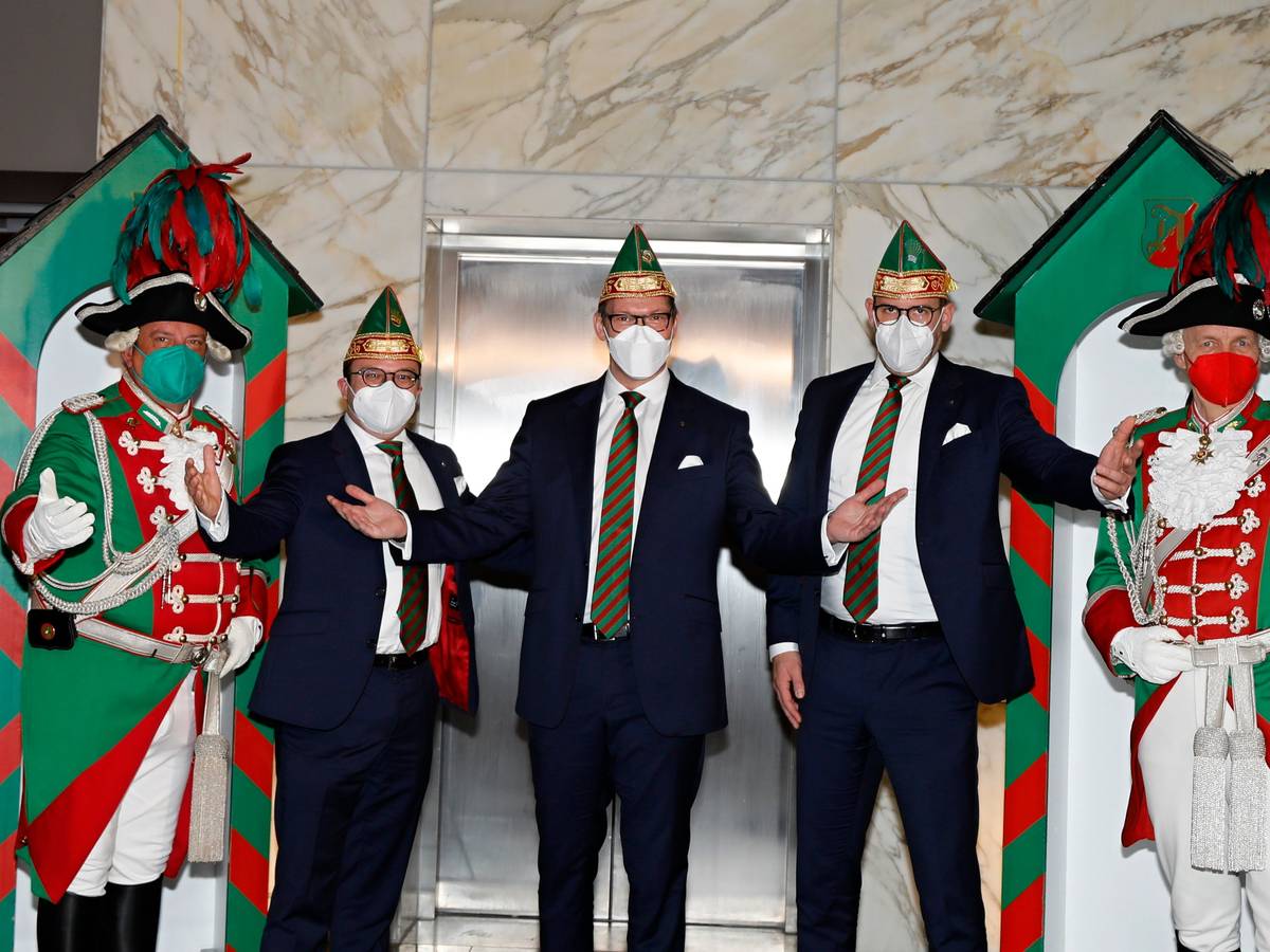 Kölner Dreigestirn beim Einzug in die Kölner Hofburg