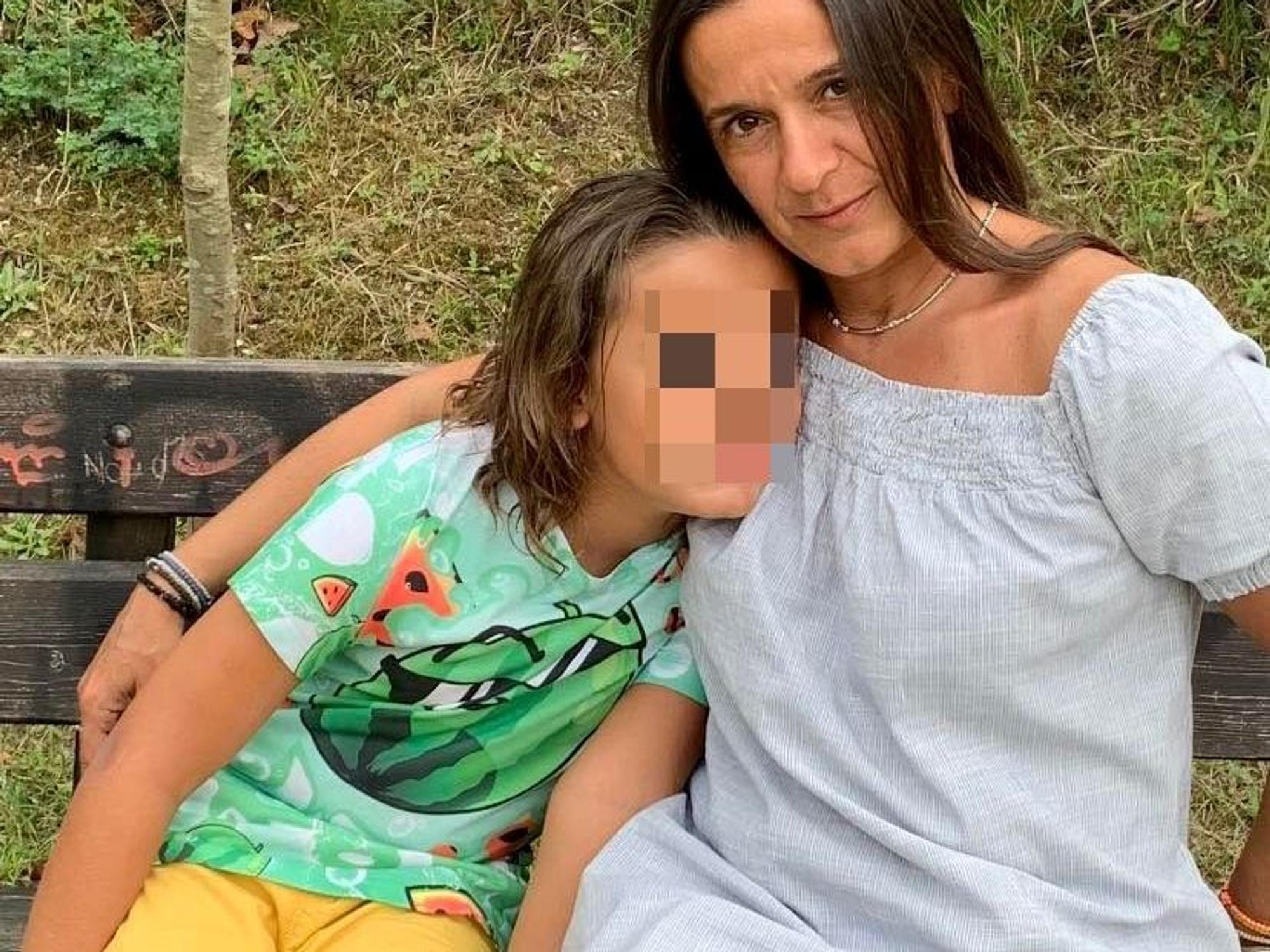 Melanie B. nimmt ihren Sohn (10) in den Arm.