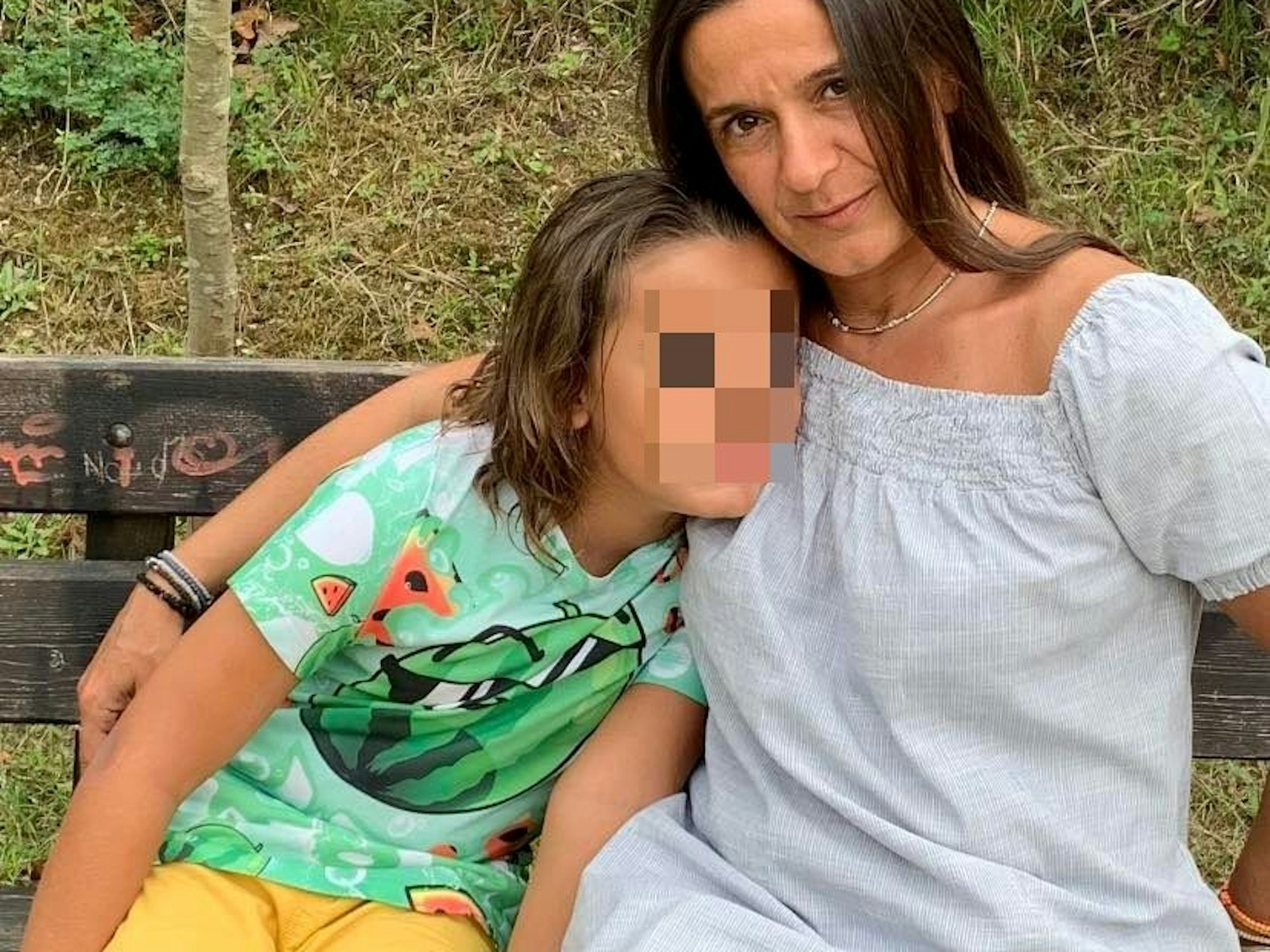 Melanie B. nimmt ihren Sohn (10) in den Arm.