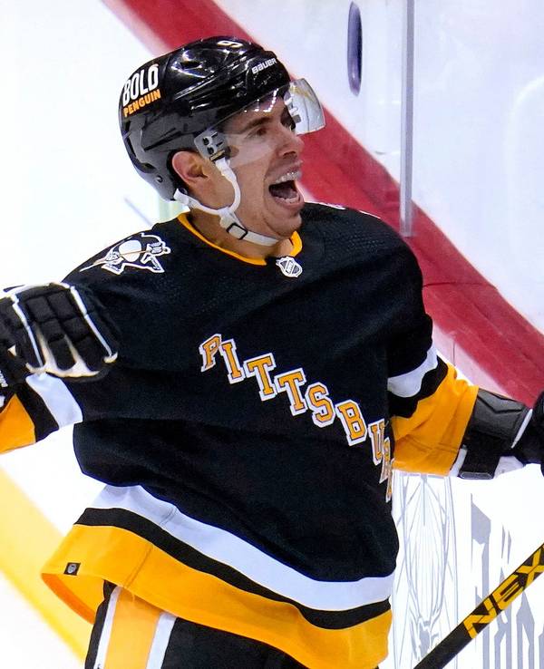 Pittsburgh Penguins' Evan Rodrigues jubelt und reißt den Mund auf.