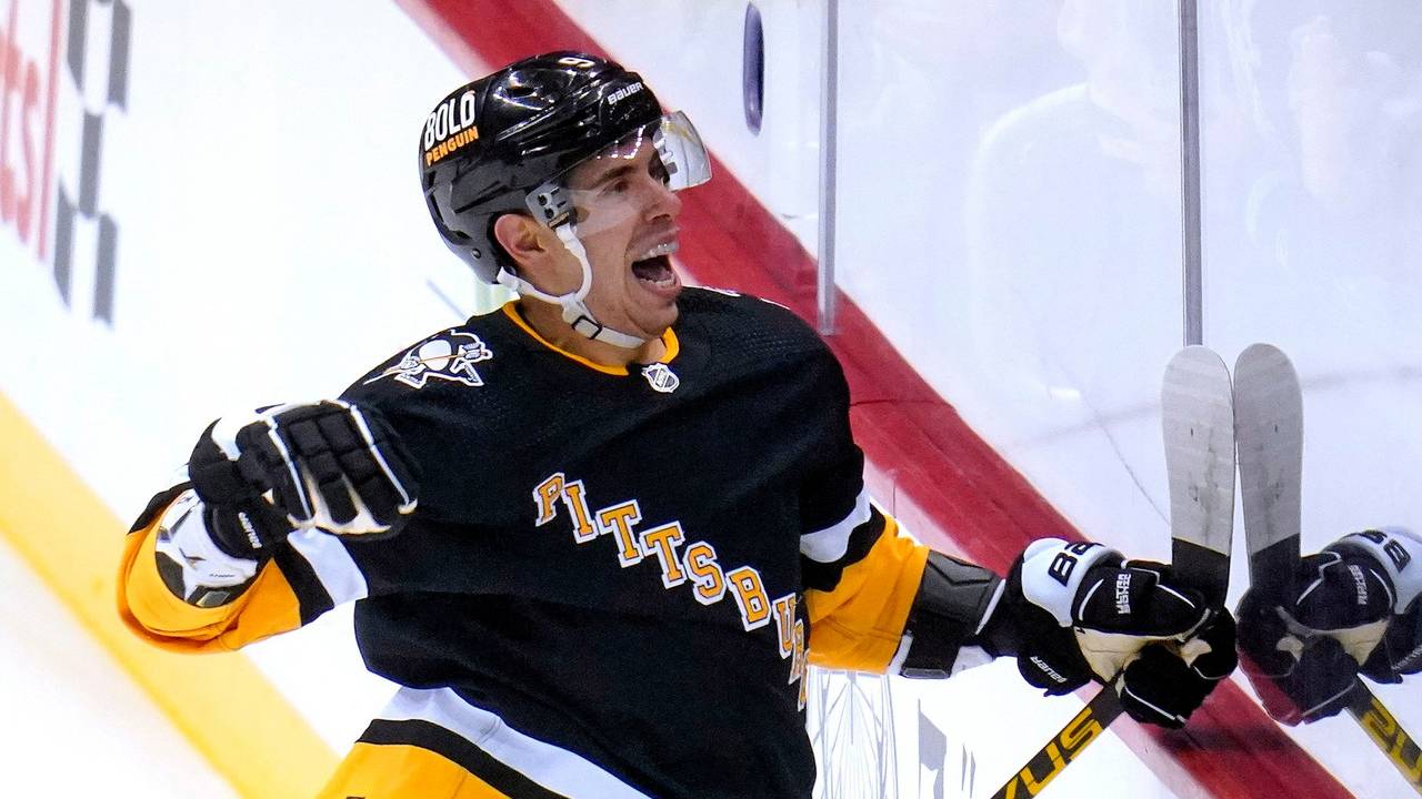 Pittsburgh Penguins' Evan Rodrigues jubelt und reißt den Mund auf.