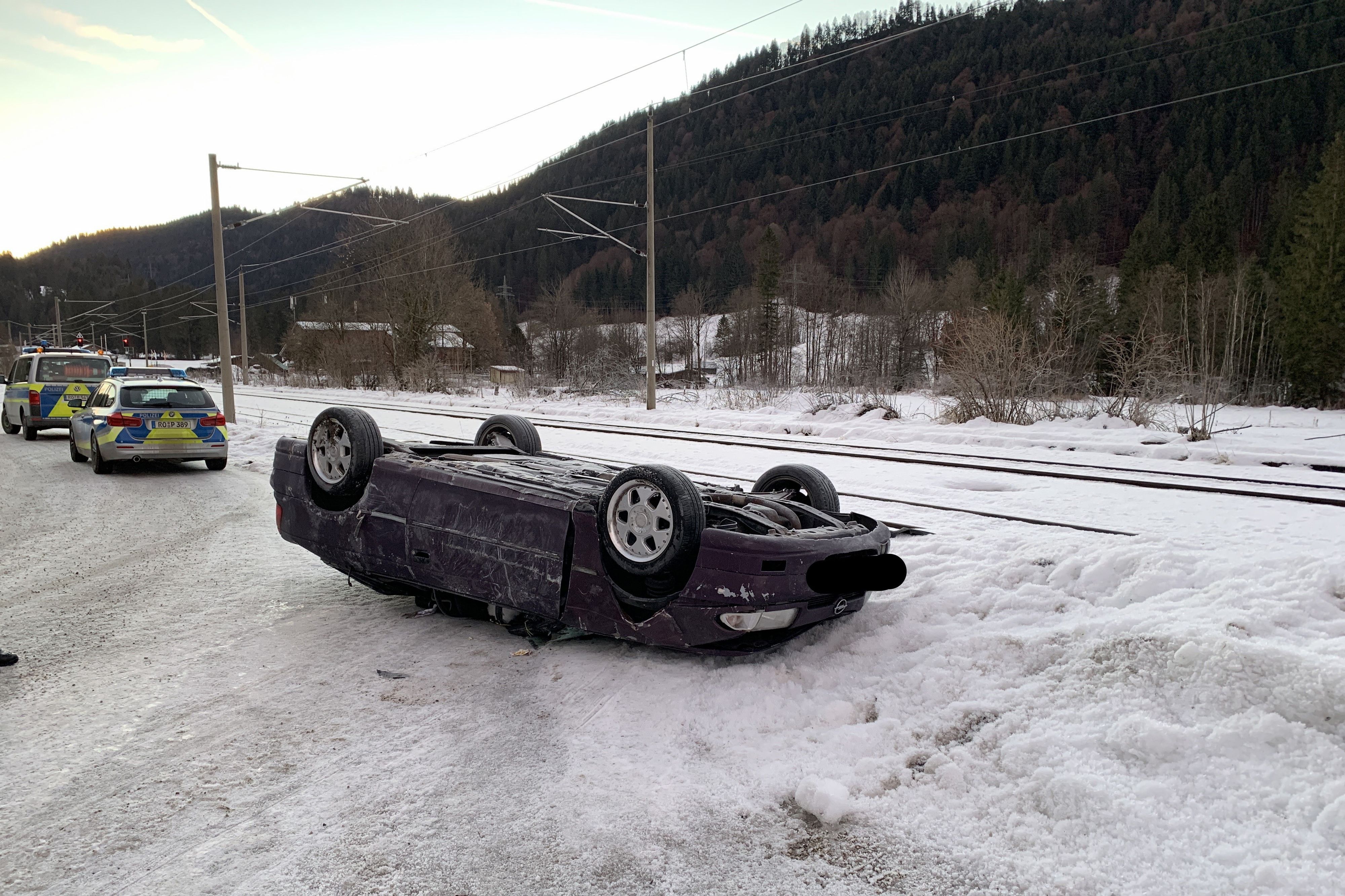 Ein Anwohner hatte das Auto in Garmisch-Partenkirchen auf dem Dach liegend vorgefunden.