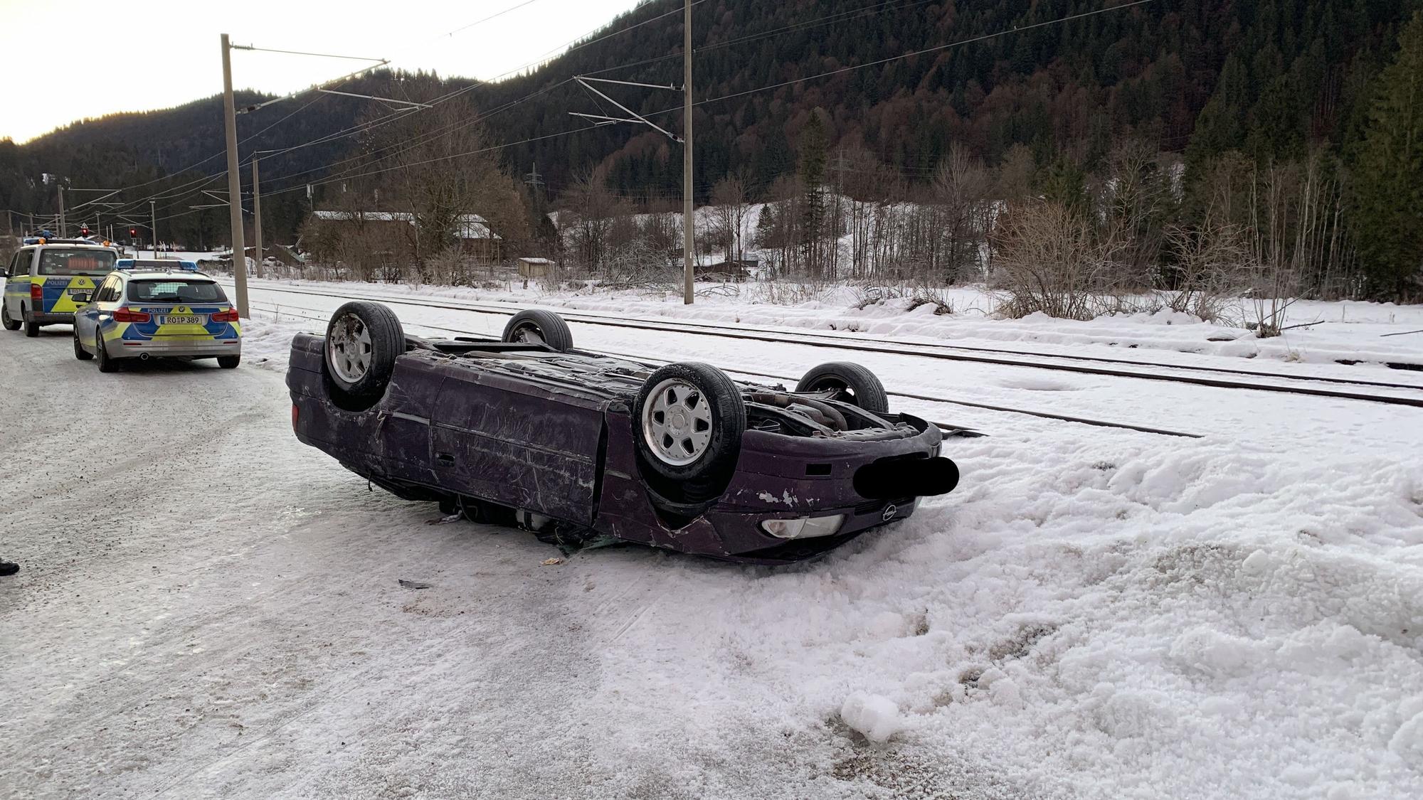 Ein Anwohner hatte das Auto in Garmisch-Partenkirchen auf dem Dach liegend vorgefunden.