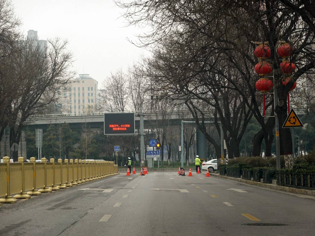 This picture shows an empty road in Xi'an in China's northern Shaanxi province on December 31, 2021, amid a Covid-19 coronavirus lockdown. (Photo by AFP) / China OUT