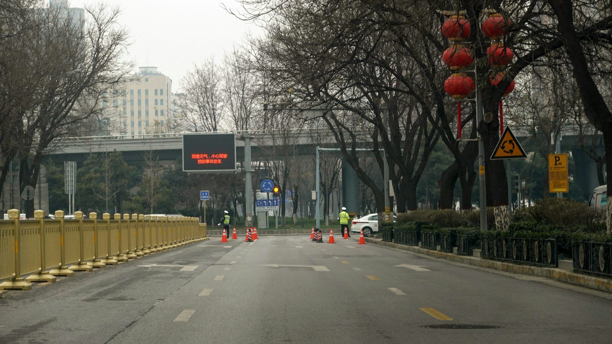 This picture shows an empty road in Xi'an in China's northern Shaanxi province on December 31, 2021, amid a Covid-19 coronavirus lockdown. (Photo by AFP) / China OUT
