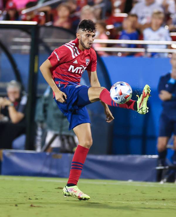 Ricardo Pepi versucht mit gestrecktem Bein, den Ball unter Kontrolle zu bringen.