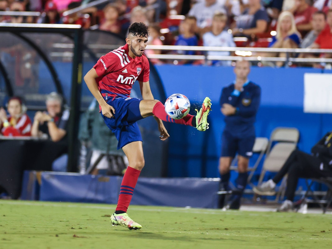 Ricardo Pepi versucht mit gestrecktem Bein, den Ball unter Kontrolle zu bringen.