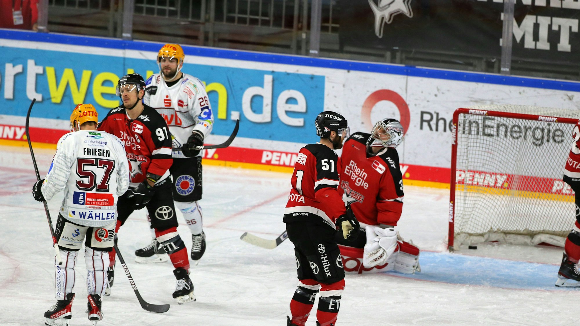 Bremerhaven bejubelt die Führung gegen die Kölner Haie.