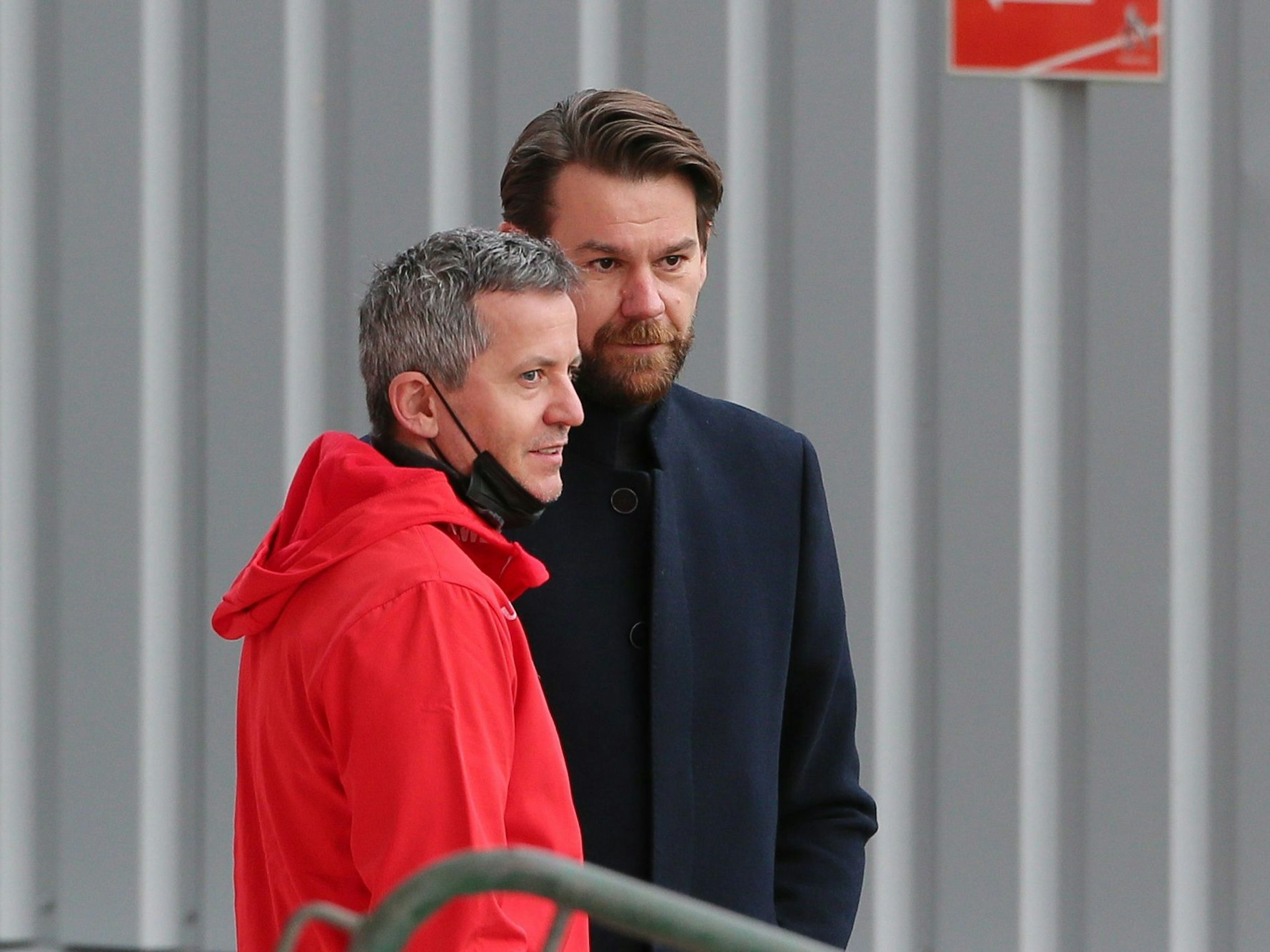 Thomas Kessler und Philipp Türoff beobachten das Training des 1. FC Köln.