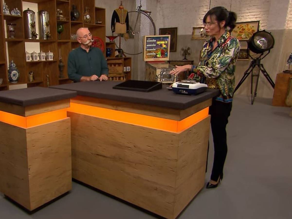 Moderator Horst Lichter und Expertin Heide Rezepa-Zabel in der ZDF-Show „Bares für Rares“, Folge vom 3. Januar 2022.