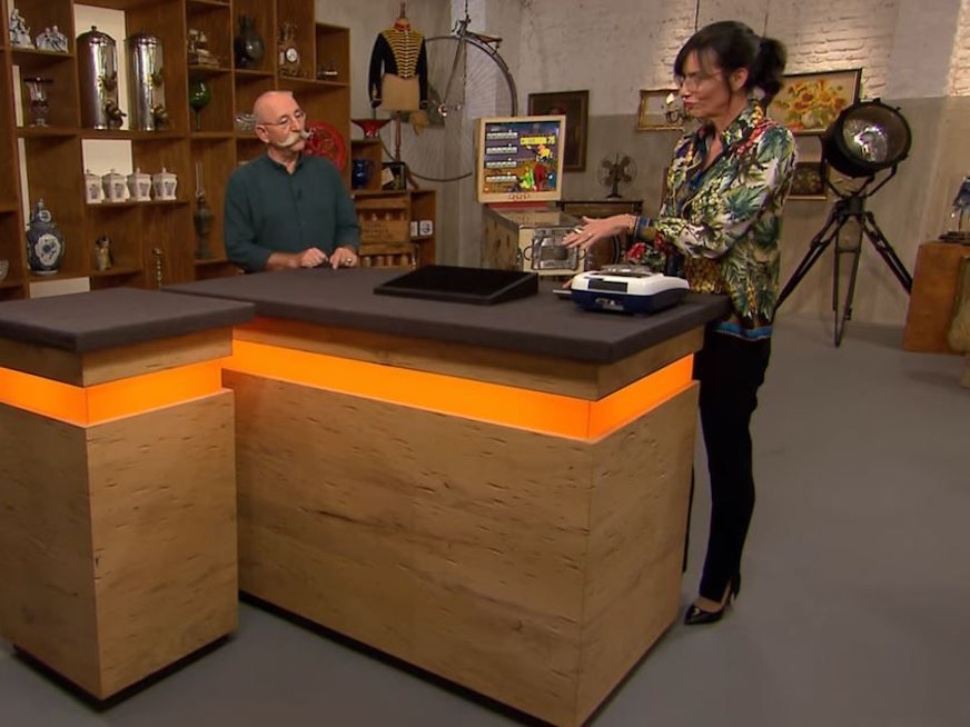 Moderator Horst Lichter und Expertin Heide Rezepa-Zabel in der ZDF-Show „Bares für Rares“, Folge vom 3. Januar 2022.