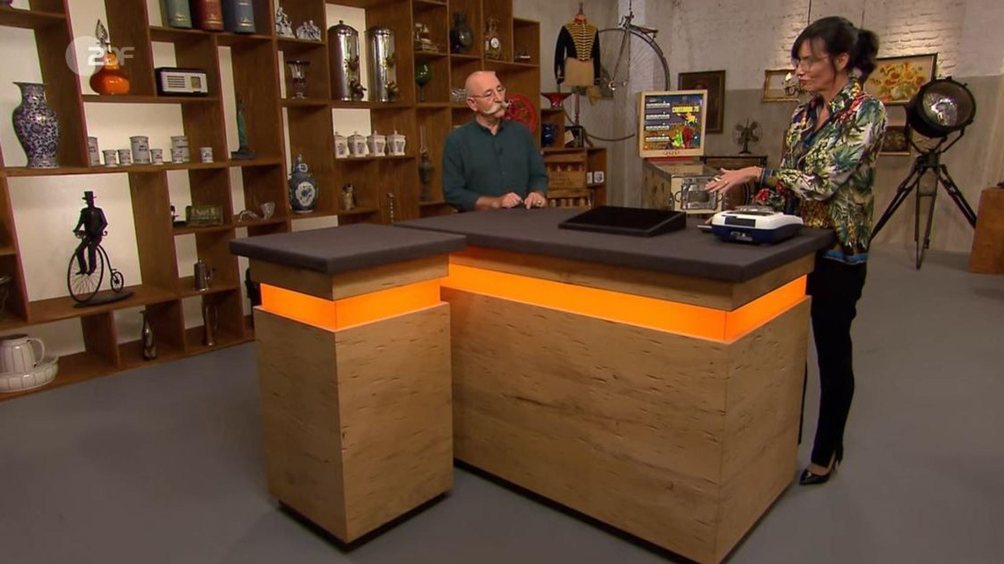 Moderator Horst Lichter und Expertin Heide Rezepa-Zabel in der ZDF-Show „Bares für Rares“, Folge vom 3. Januar 2022.