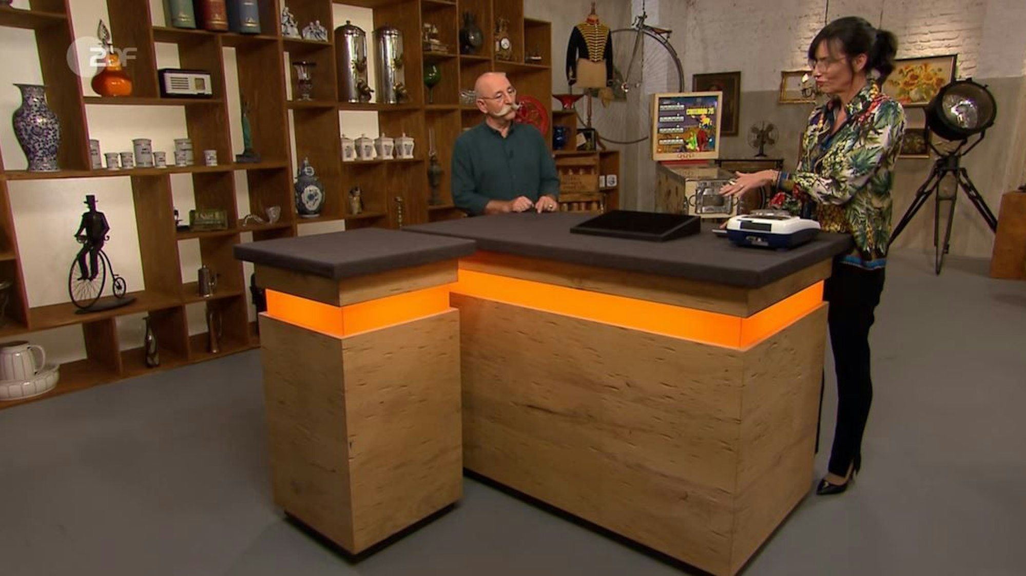 Moderator Horst Lichter und Expertin Heide Rezepa-Zabel in der ZDF-Show „Bares für Rares“, Folge vom 3. Januar 2022.