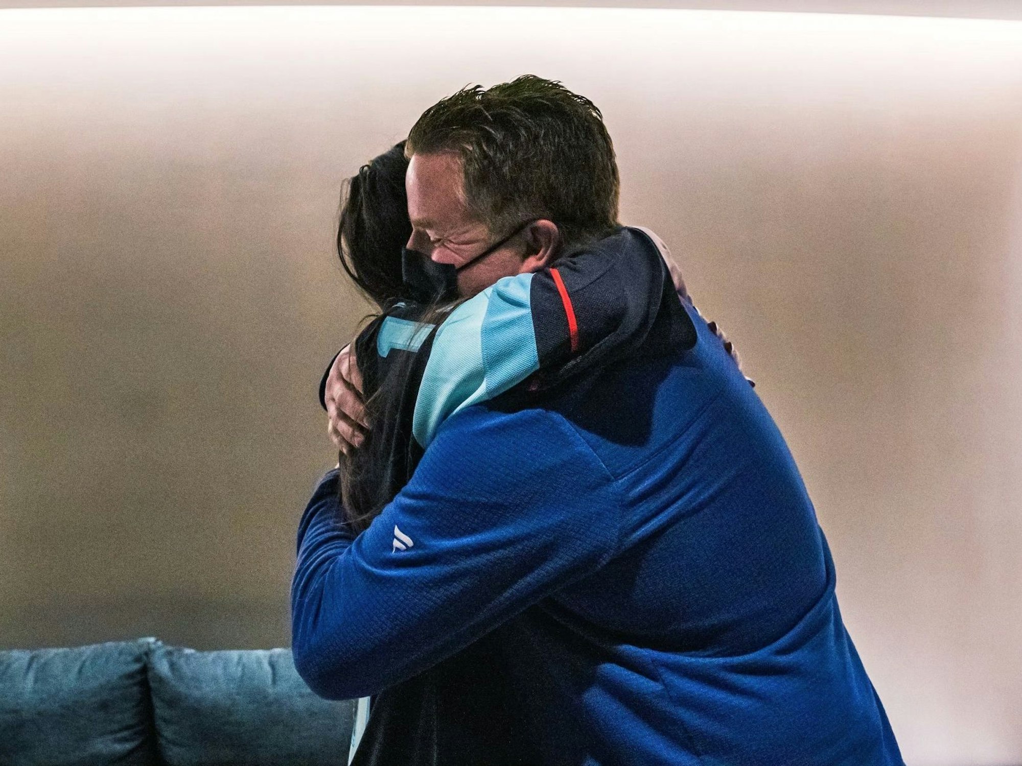 Brian Hamilton umarmt Nadia Popovici.