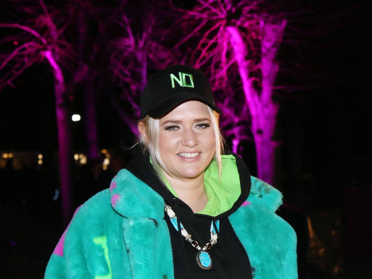 Sarah Knappik bei der Winter-Eröffnung in einem Berliner Tierpark.