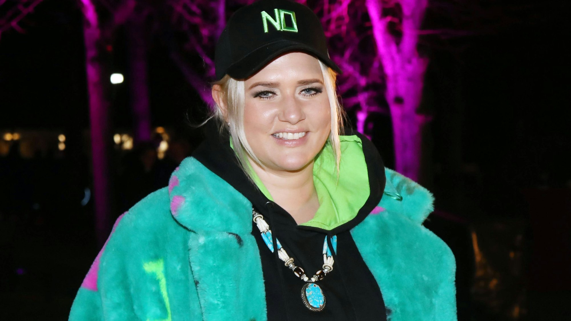 Sarah Knappik bei der Winter-Eröffnung in einem Berliner Tierpark.