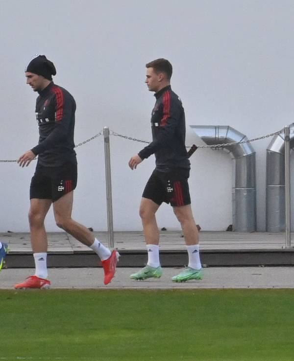 Die Bayern-Spieler Alphonso Davies, Leon Goretzka und Joshua Kimmich gehen zum Training.