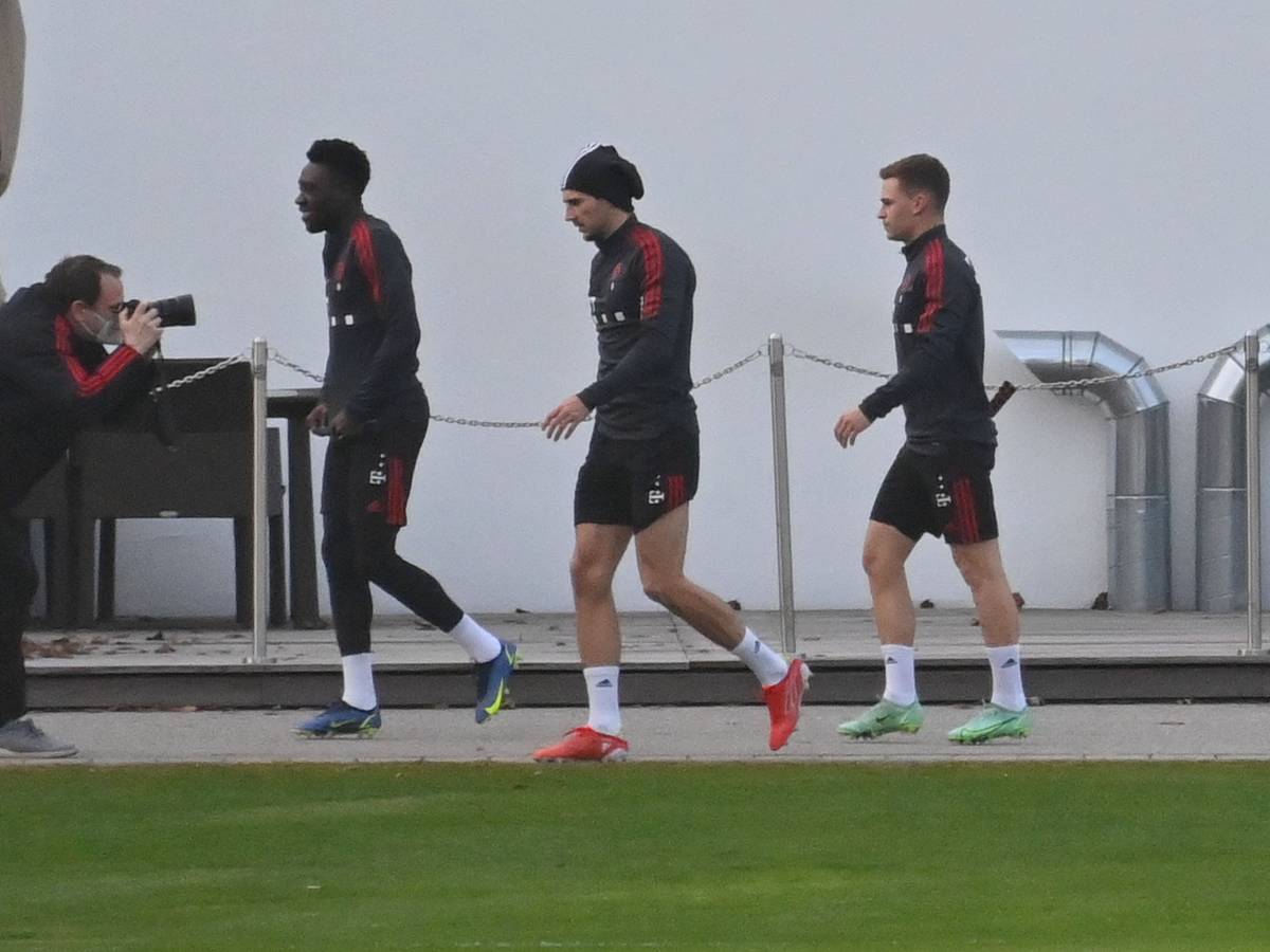 Die Bayern-Spieler Alphonso Davies, Leon Goretzka und Joshua Kimmich gehen zum Training.