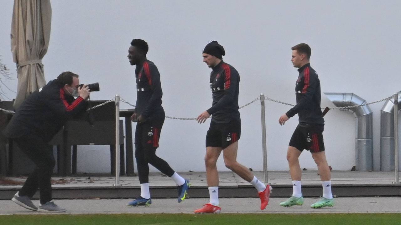 Die Bayern-Spieler Alphonso Davies, Leon Goretzka und Joshua Kimmich gehen zum Training.
