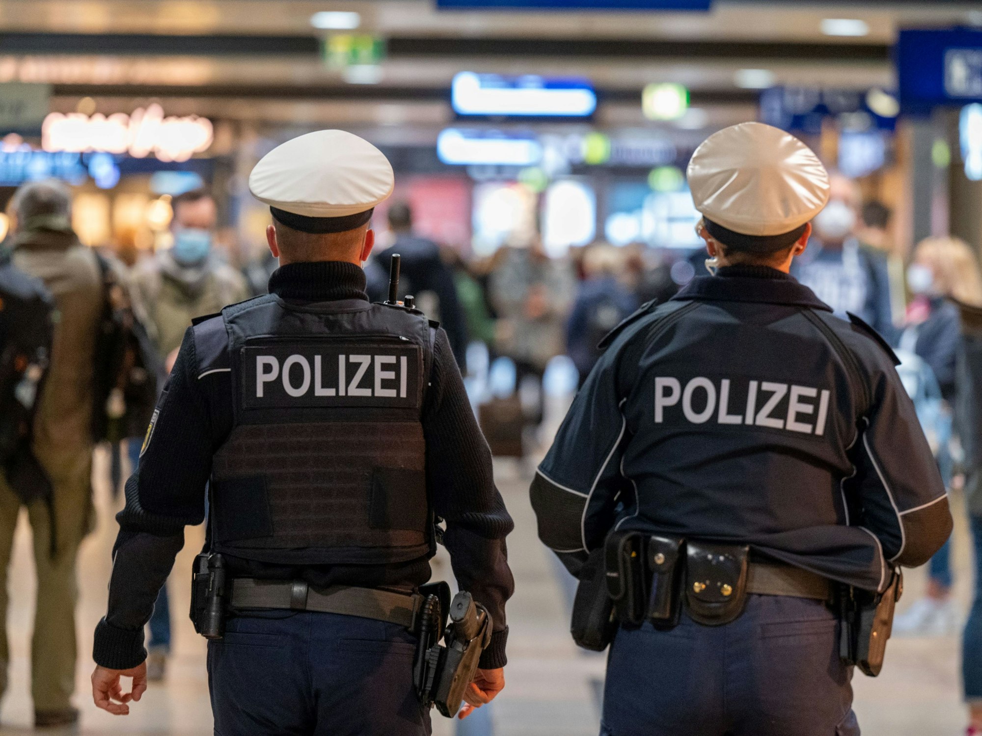 Polizeibeamte am Kölner Hauptbahnhof
