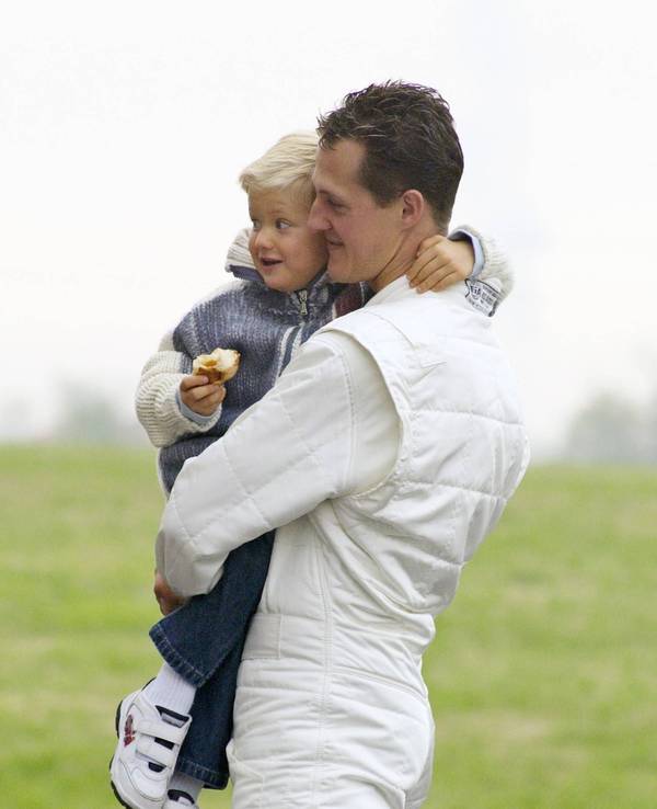 Michael trägt Mick Schumacher auf dem Arm.