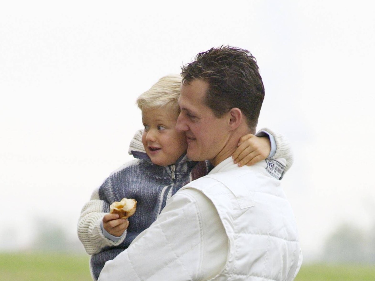 Michael trägt Mick Schumacher auf dem Arm.