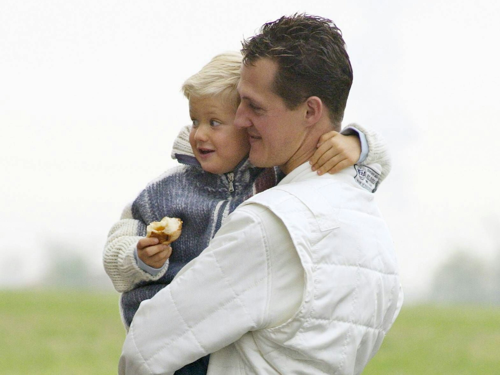 Michael trägt Mick Schumacher auf dem Arm.