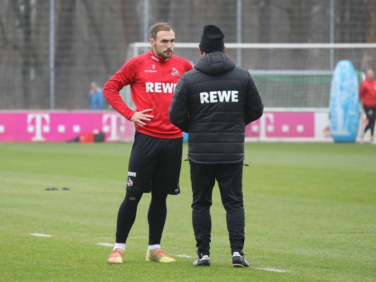 Rafael Czichos spricht beim Training des 1. FC Köln mit Steffen Baumgart.