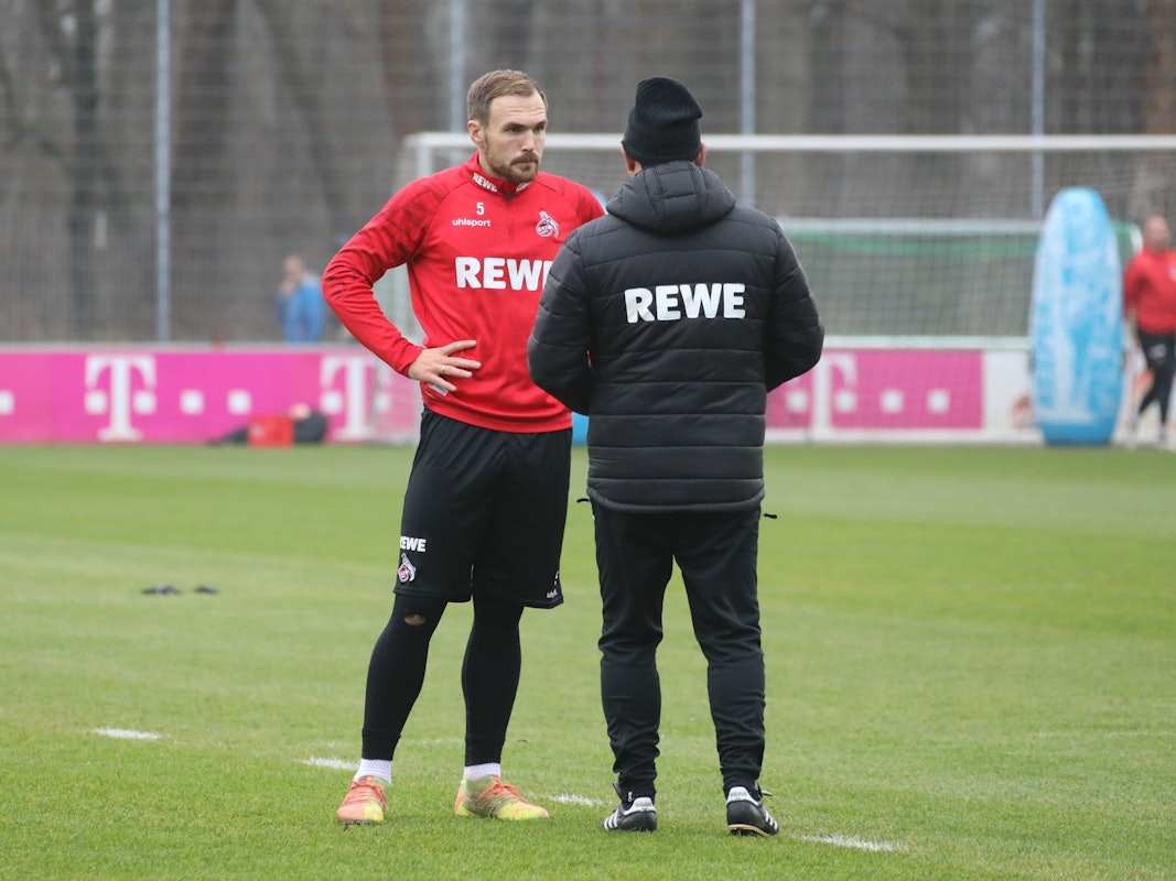 Rafael Czichos spricht beim Training des 1. FC Köln mit Steffen Baumgart.