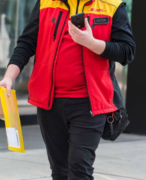 Der DHL-Bote hat mit der Nachricht für ordentlich Verwirrung gesorgt (hier ein Symbolfoto).