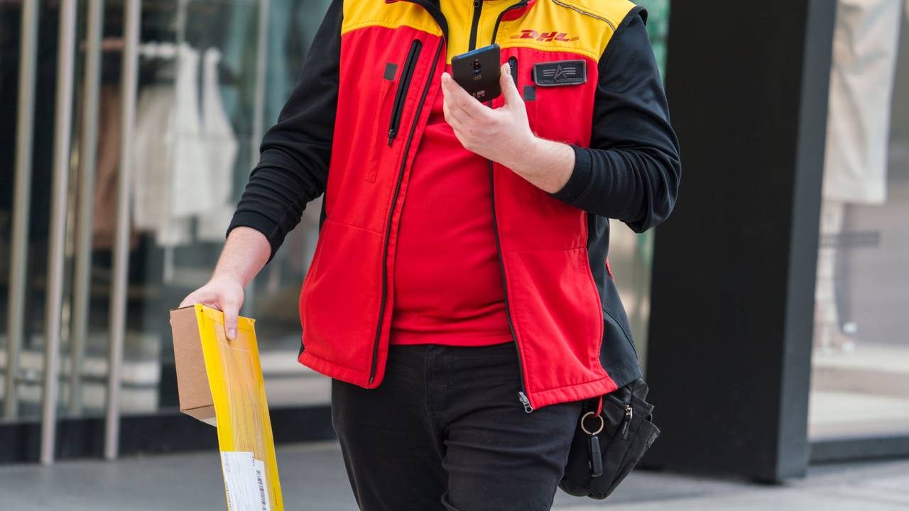 Der DHL-Bote hat mit der Nachricht für ordentlich Verwirrung gesorgt (hier ein Symbolfoto).