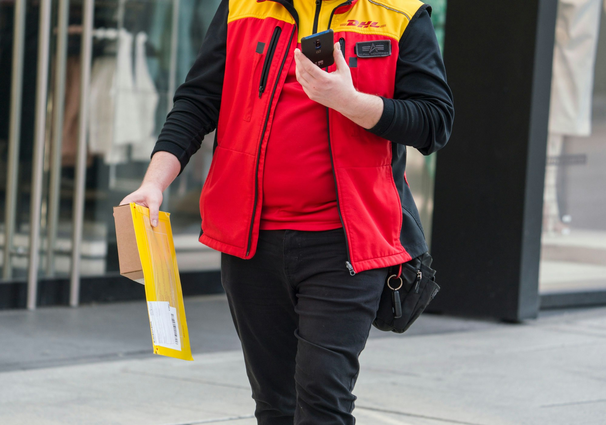 Der DHL-Bote hat mit der Nachricht für ordentlich Verwirrung gesorgt (hier ein Symbolfoto).