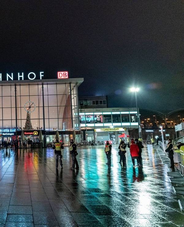 Köln:
Lokalaugenschein zum Jahreswechsel von 2020 auf 2021.
Hier der Bahnhofsvorplatz in der Kölner Innenstadt am Silvesterabend 2020.