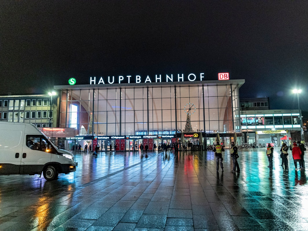 Köln:
Lokalaugenschein zum Jahreswechsel von 2020 auf 2021.
Hier der Bahnhofsvorplatz in der Kölner Innenstadt am Silvesterabend 2020.